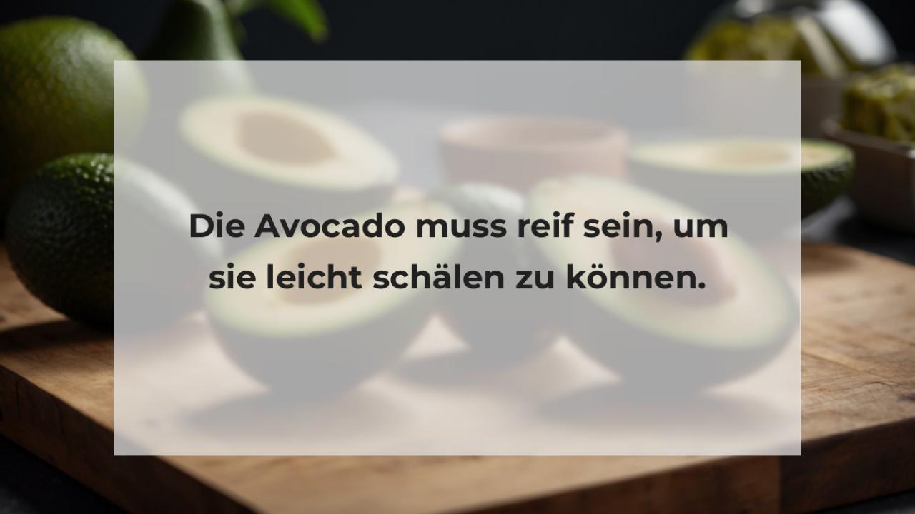 Die Avocado muss reif sein, um sie leicht schälen zu können.